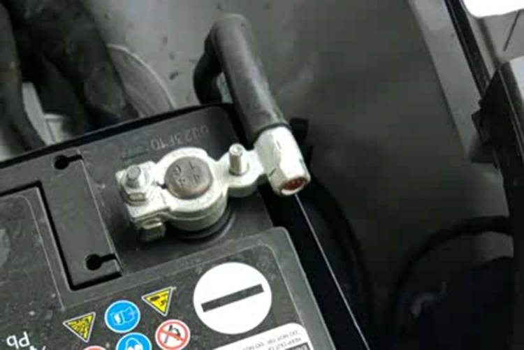 Quali sono i tre tipi di terminali della batteria?